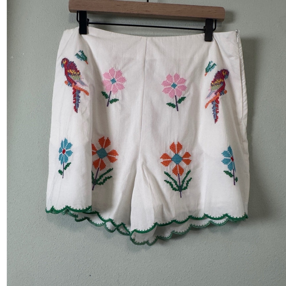 J. Marie Tessie Shorts Embroidered Cross-Stitch Floral Parrot Scallop Trim L NEW - Picture 2 of 14